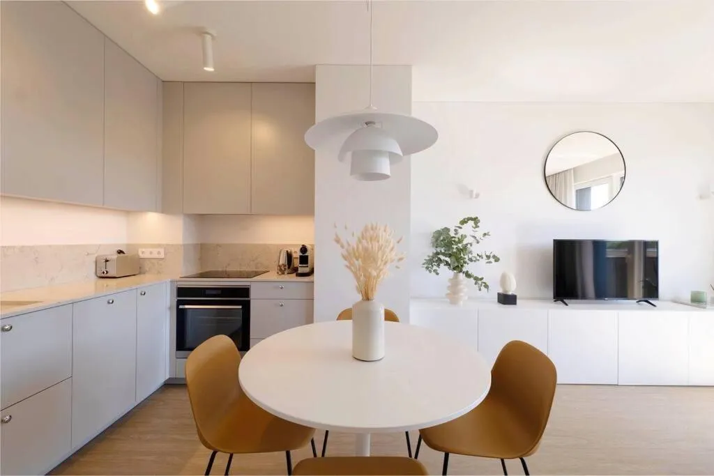 Image 1 of 1bdr Apt w/Balcony, free Pkg