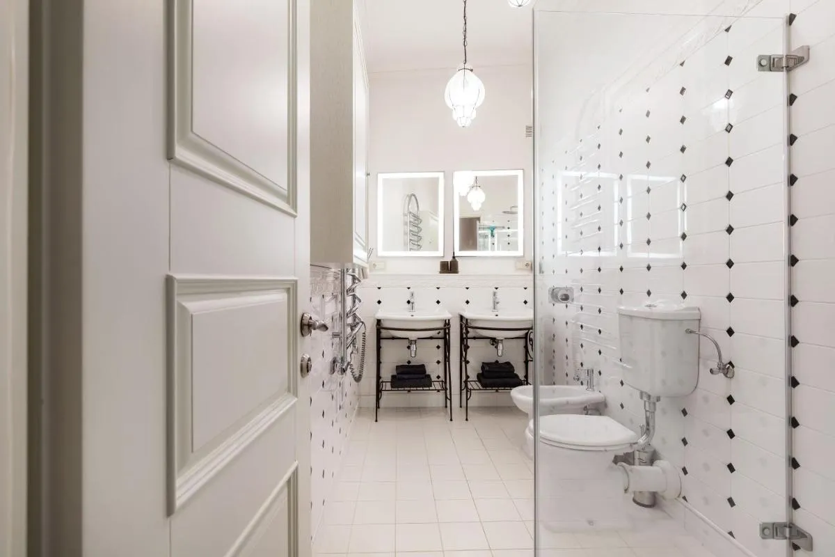 Image 6 of Luxury 2BDR Heart Of Old Town