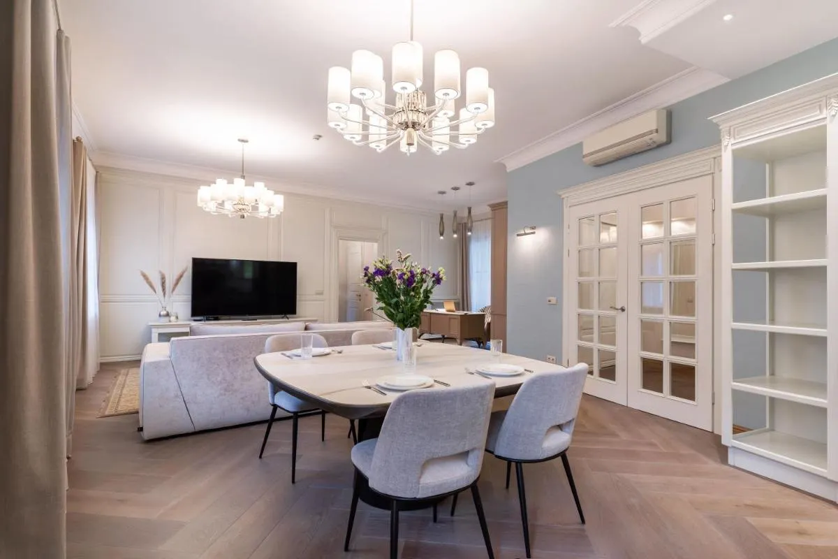Image 4 of Luxury 2BDR Heart Of Old Town
