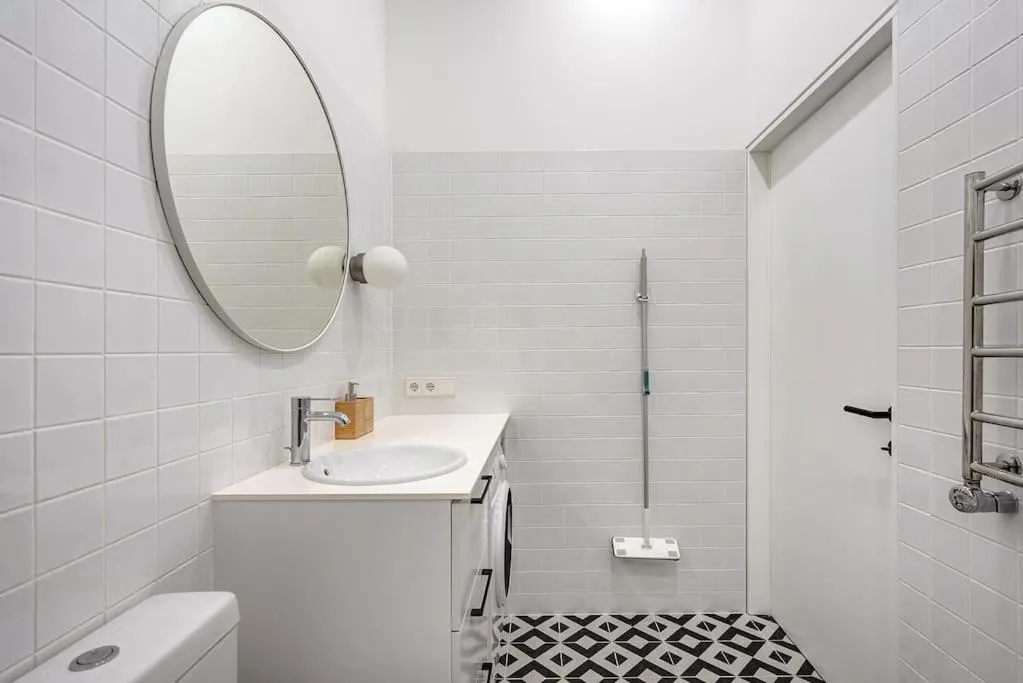Image 5 of Spacious 2-bedroom Flat In Old Town by URBAN RENT