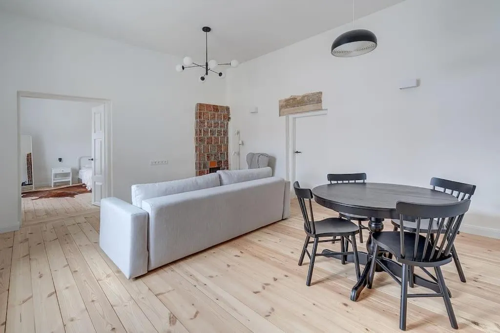 Image 2 of Spacious 2-bedroom Flat In Old Town by URBAN RENT