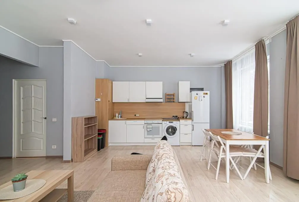 Image 3 of Spacious Apartment with Great Location/URBAN RENT