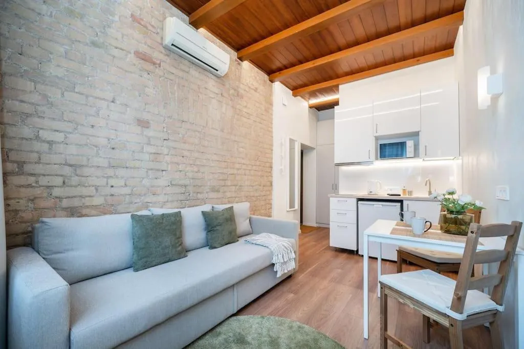 Image 2 of Warm studio in the heart of city