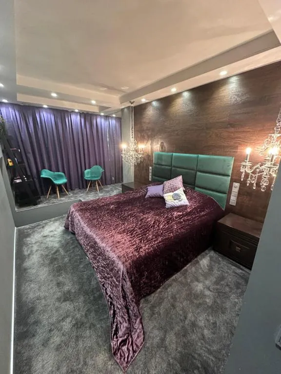 Image of B&M King Bed Self check-in