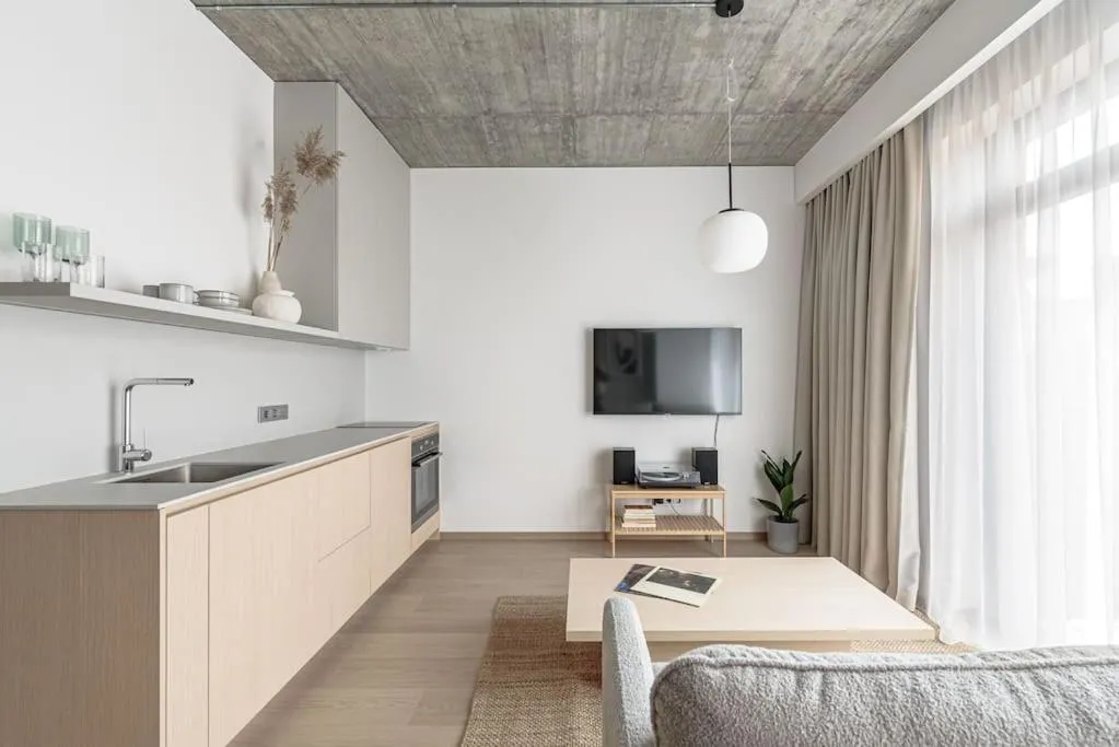 Image 2 of Cozy Japanese Oasis with Balcony, Gramophone, Netflix