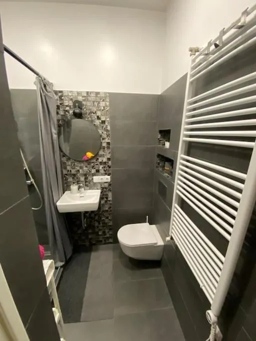 Image 3 of Modern city centre apartment